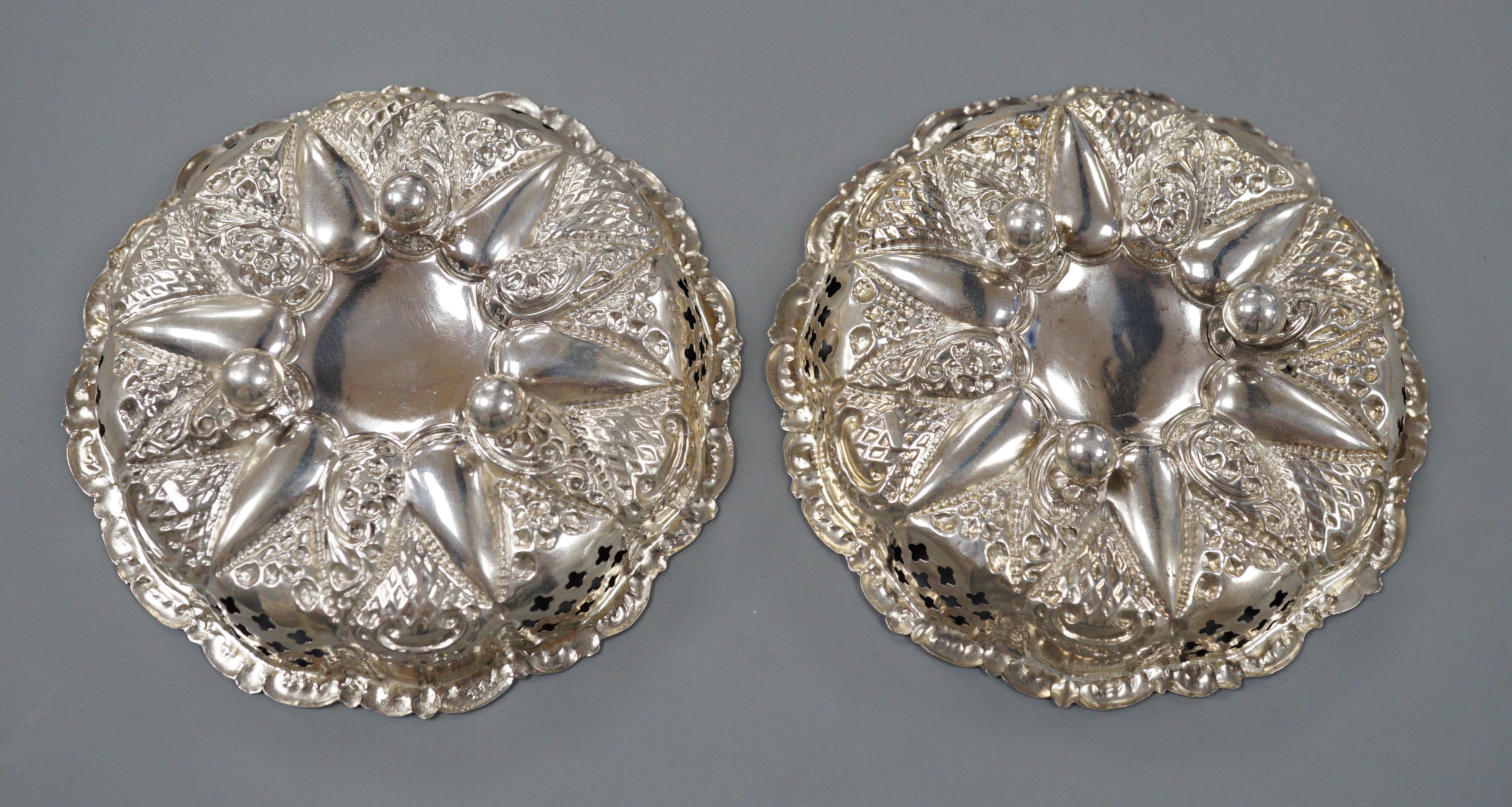 A pair of late Victorian pierced silver shaped circular bonbon dishes, Birmingham, 1900, 11.4cm.